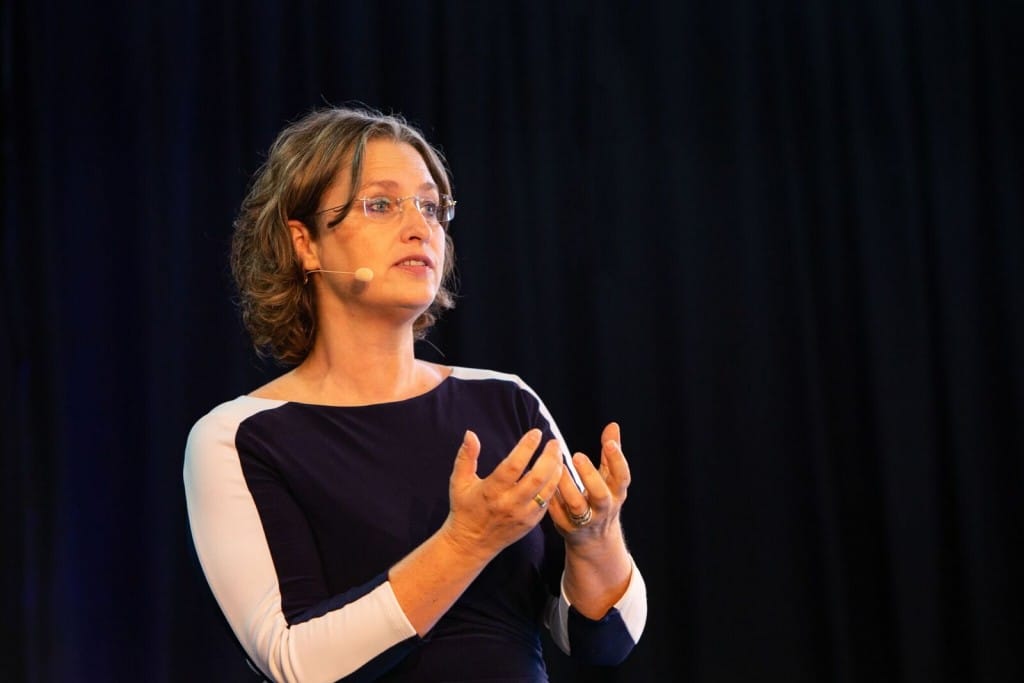 Dr. Magda Bleckmann ist Expertin für Erfolgsnetzwerke. Aufgrund ihrer langjährigen politischen Tätigkeit begleitet die Smalltalk Expertin mit ihrem umfassenden Fachwissen Führungskräfte auf ihrem Weg nach oben.